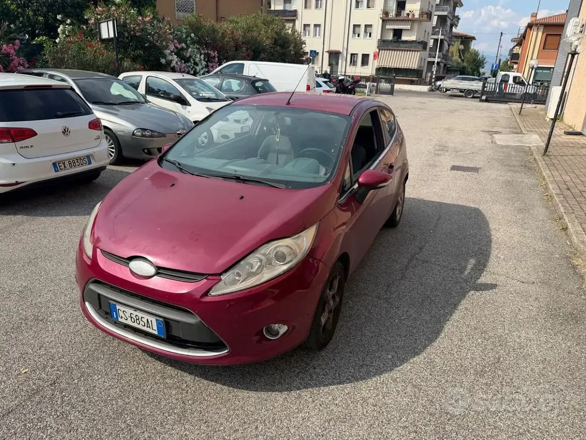 Usata Ford Fiesta 92 CV (67 kW) 2010 Rosso Berlina