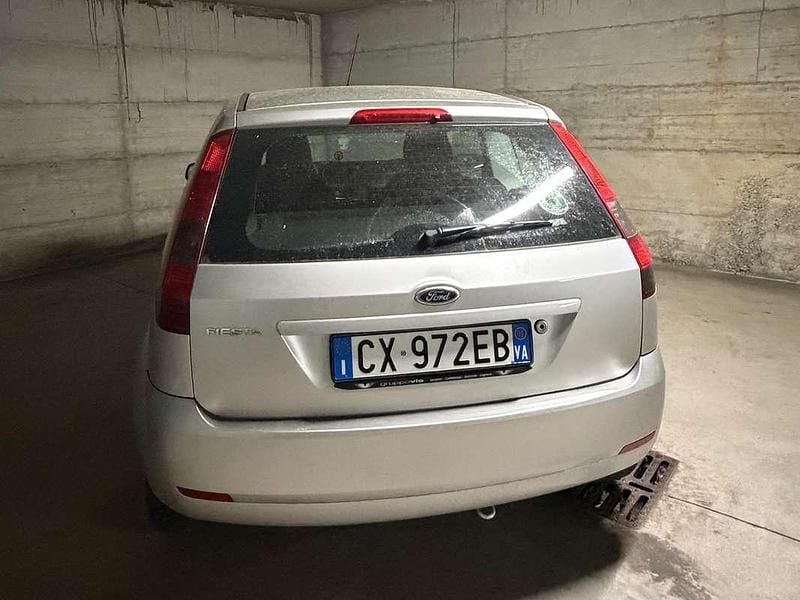 Usata Ford Fiesta 75 CV (55 kW) 2005 Grigio Utilitaria
