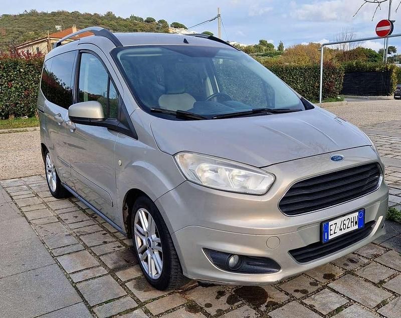 Usata Ford Tourneo Courier Titanium 95 CV (69 kW) 2015 Oro Monovolume