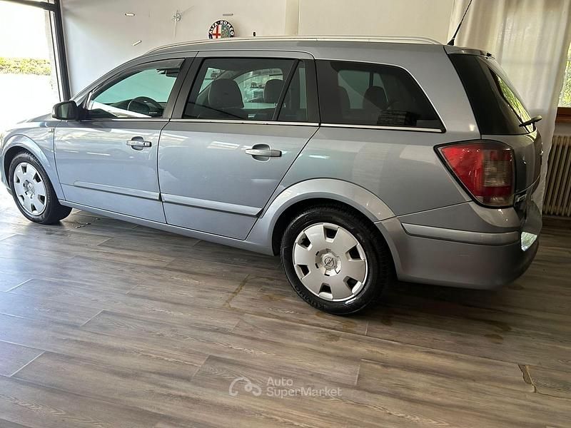 Usata Opel Astra 101 CV (74 kW) 2008 Gray Station wagon