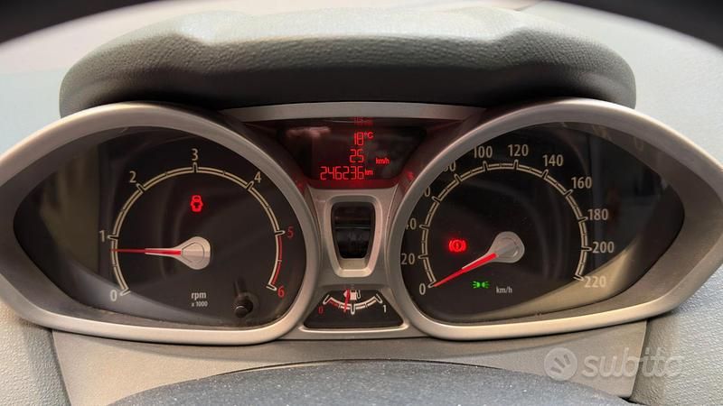 Begagnad Ford Fiesta Ambiente 75 HK (55 kW) 2009 Röd Halvkombi