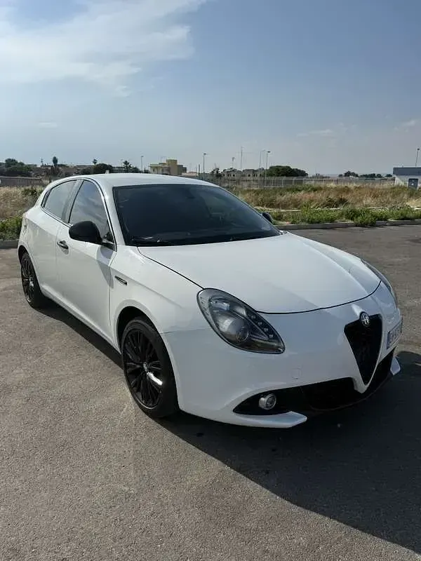 Usata Alfa Romeo Giulietta Distinctive 105 CV (77 kW) 2011 Bianco Utilitaria
