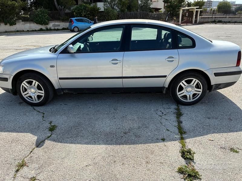 Usata VW Passat 75 CV (55 kW) 1996 Grigio Berlina