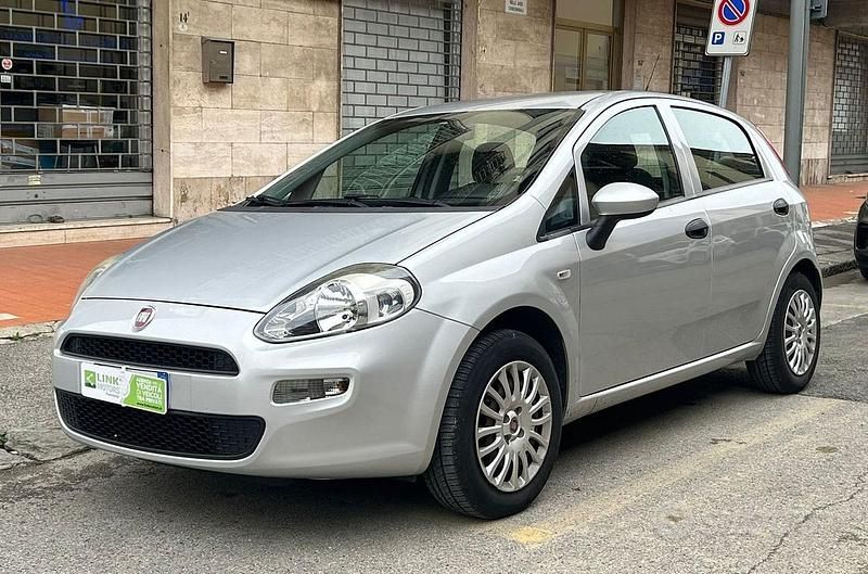 Grigio Usata 2016 Fiat Punto Lounge Tre volumi | 6990 € (Buon prezzo) - Immagine 1/4