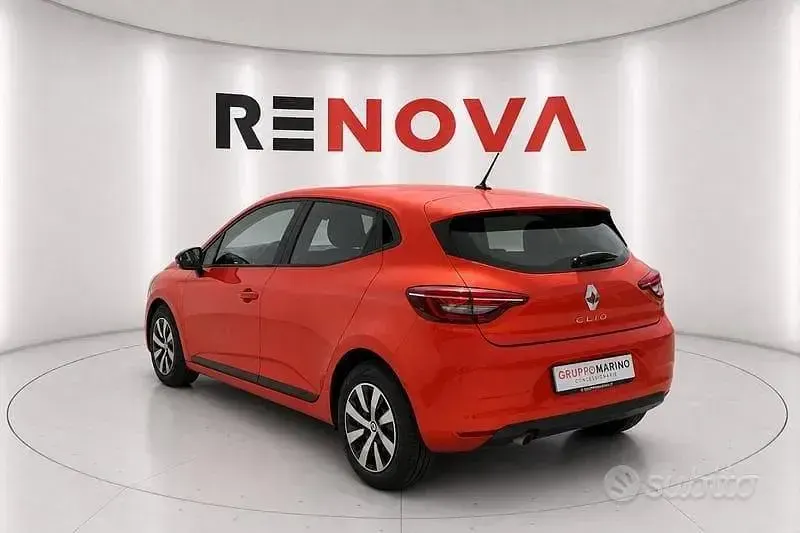 Usata Renault Clio V Equilibre 101 CV (74 kW) 2023 Arancione Berlina