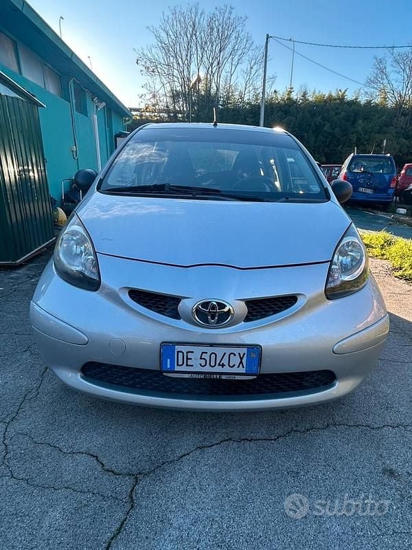 Grigio Usata 2006 Toyota Aygo Due volumi | 3500 € (Buon prezzo) - Immagine 1/4