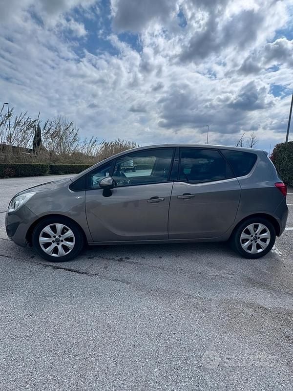 Usata Opel Meriva 95 CV (69 kW) 2011 Grigio Monovolume