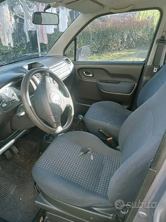 Usata Opel Agila 75 CV (55 kW) 2004 Grigio Monovolume