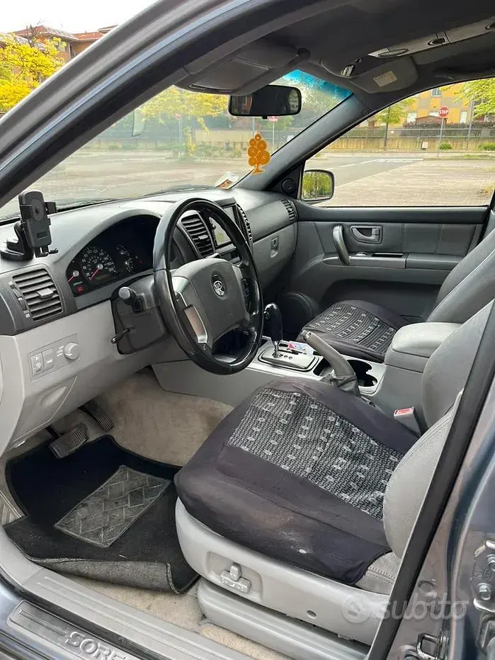 Begagnad Kia Sorento 140 HK (102 kW) 2005 Grå SUV