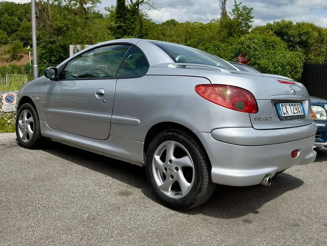 Usata Peugeot 206 CC Quiksilver 109 CV (80 kW) 2005 Argento Cabrio