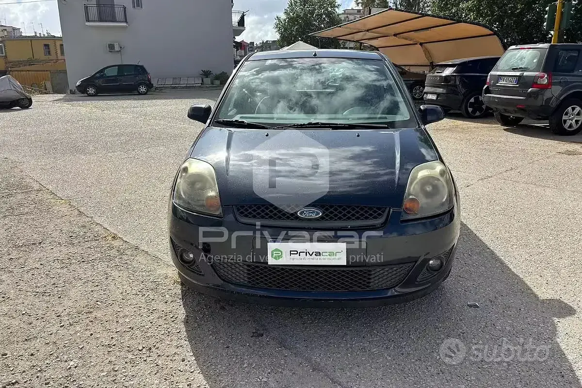 Usata Ford Fiesta 68 CV (50 kW) 2006 Grigio Utilitaria