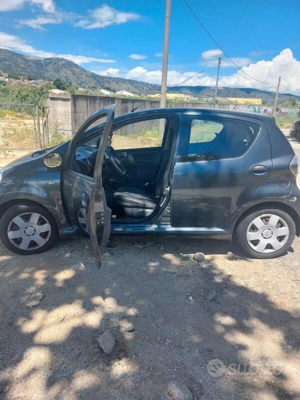 Nero Usata 2009 Toyota Aygo Due volumi | 3500 € (Ottimo prezzo) - Immagine 1/4