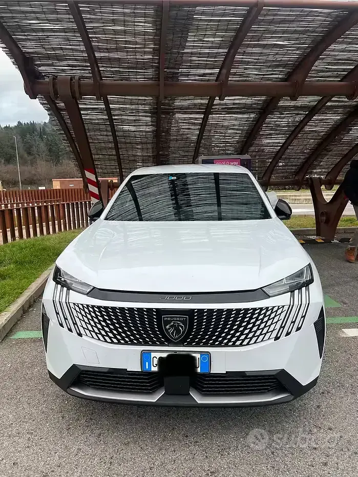 Usata Peugeot e-3008 103 kW (141 CV) 2024 Bianco SUV