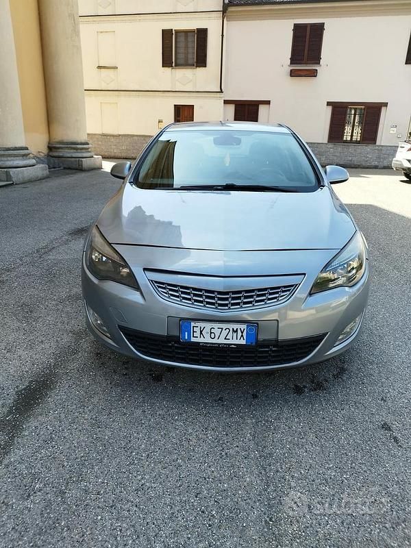 Usata Opel Astra 115 CV (84 kW) 2012 Grigio Berlina