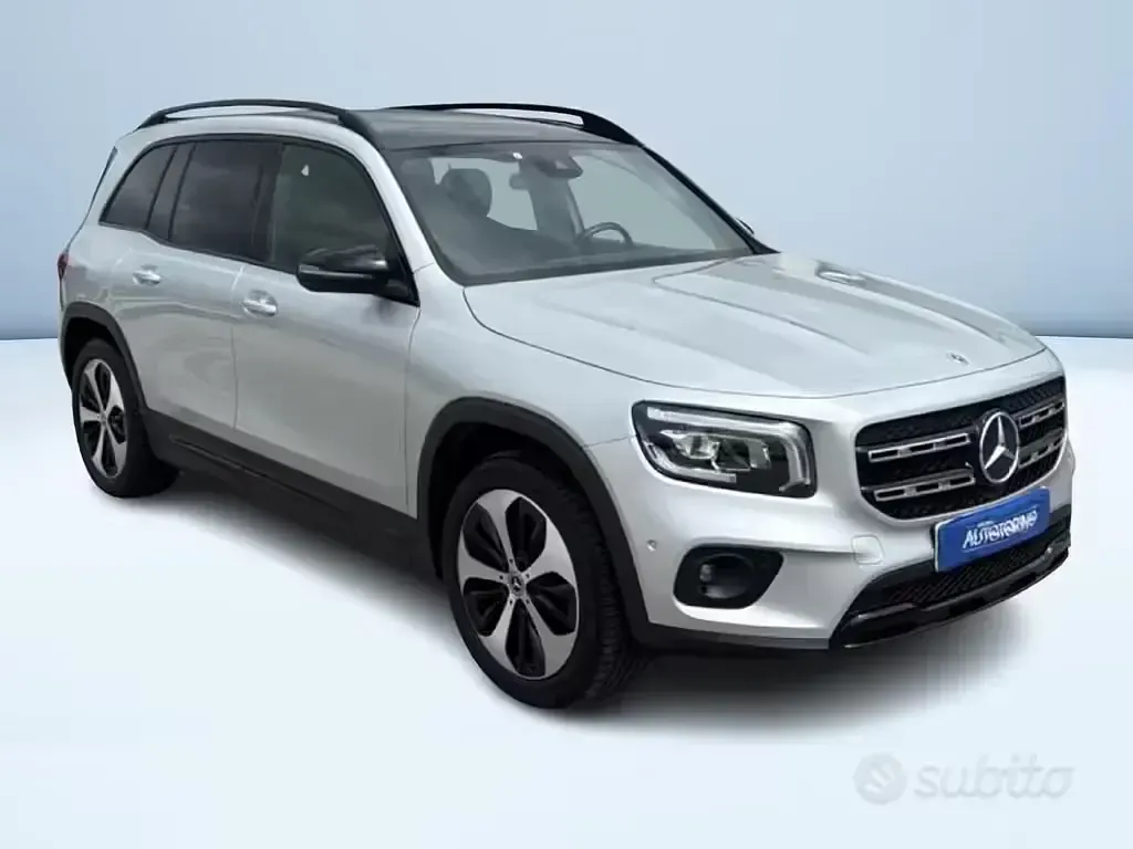 Usata Mercedes GLB200 150 CV (110 kW) 2023 Argento metallizzato SUV