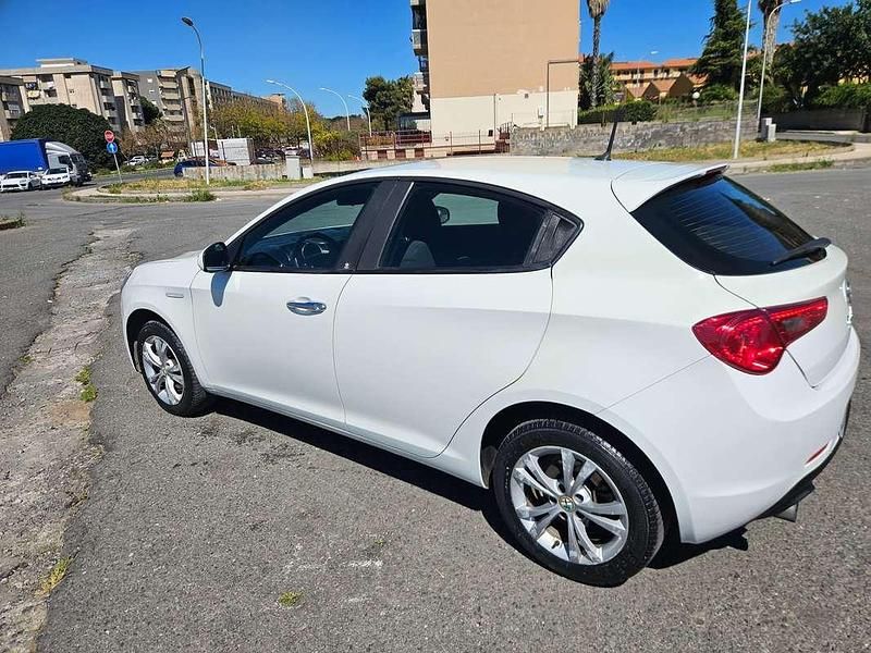 Usata Alfa Romeo Giulietta Progression 105 CV (77 kW) 2013 Bianco Utilitaria