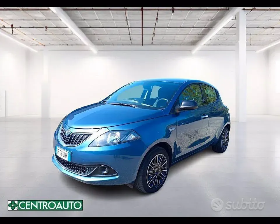 Usata Lancia Ypsilon Gold 70 CV (51 kW) 2024 Bluazzurro Utilitaria