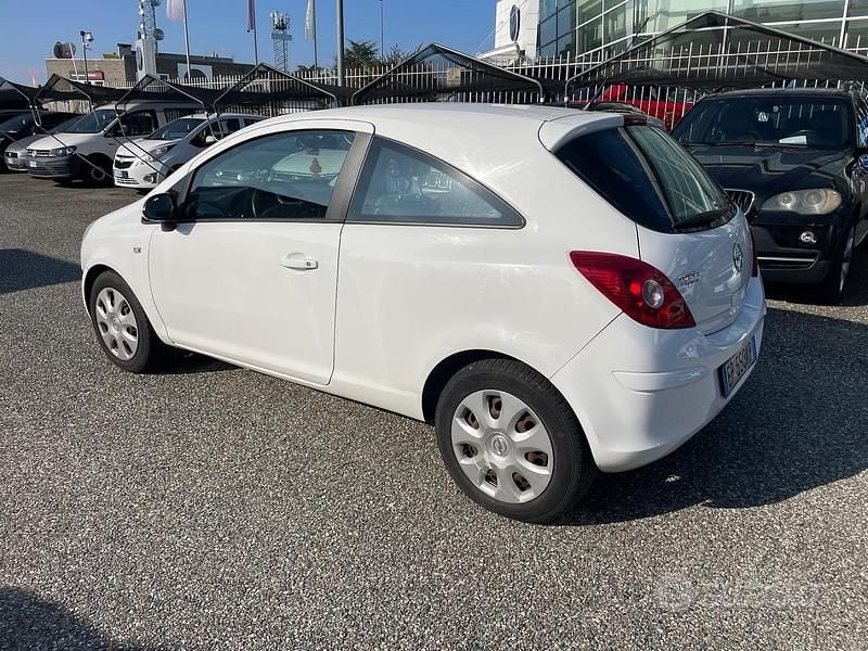 Usata Opel Corsa 86 CV (63 kW) 2012 Bianco Berlina