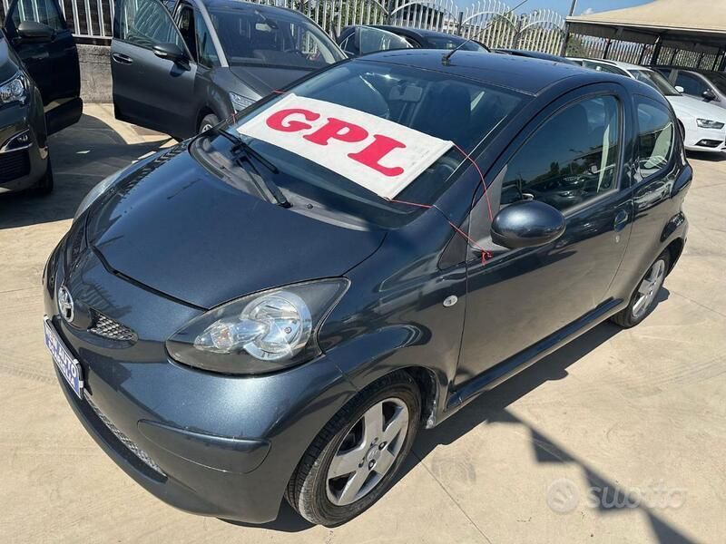 Usata Toyota Aygo Sol 72 CV (52 kW) 2005 Grigio scuro Utilitaria