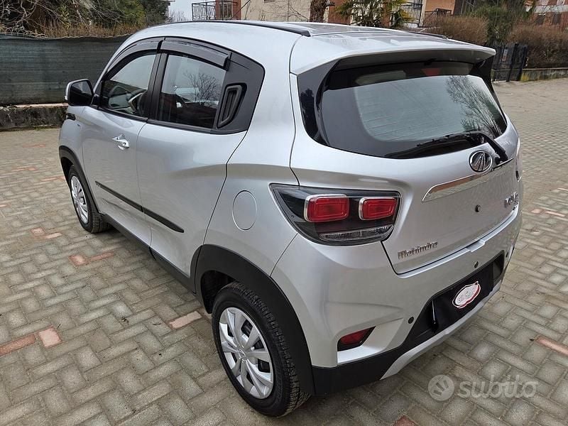 Usata Mahindra KUV100 87 CV (63 kW) 2022 Grigio SUV