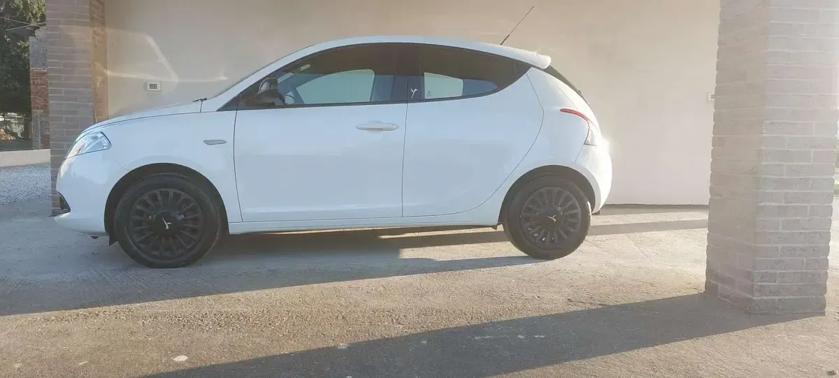 Usata Lancia Ypsilon Silver 95 CV (69 kW) 2014 Bianco Utilitaria