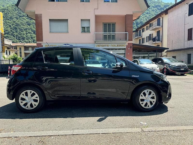 Usata Toyota Yaris Hybrid 73 CV (53 kW) 2018 Nero Berlina