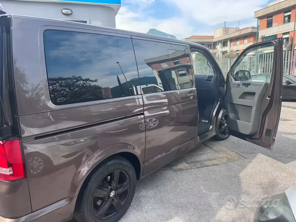 Usata VW Multivan 140 CV (102 kW) 2011 Marrone Monovolume