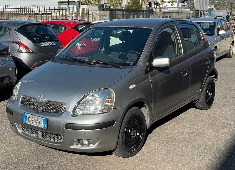 Grigio Usata 2005 Toyota Yaris Tre volumi | 1990 € (Buon prezzo) - Immagine 1/4