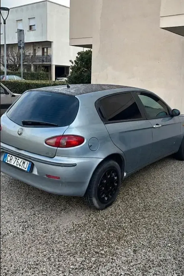 Usata Alfa Romeo 147 101 CV (74 kW) 2004 Blu Utilitaria