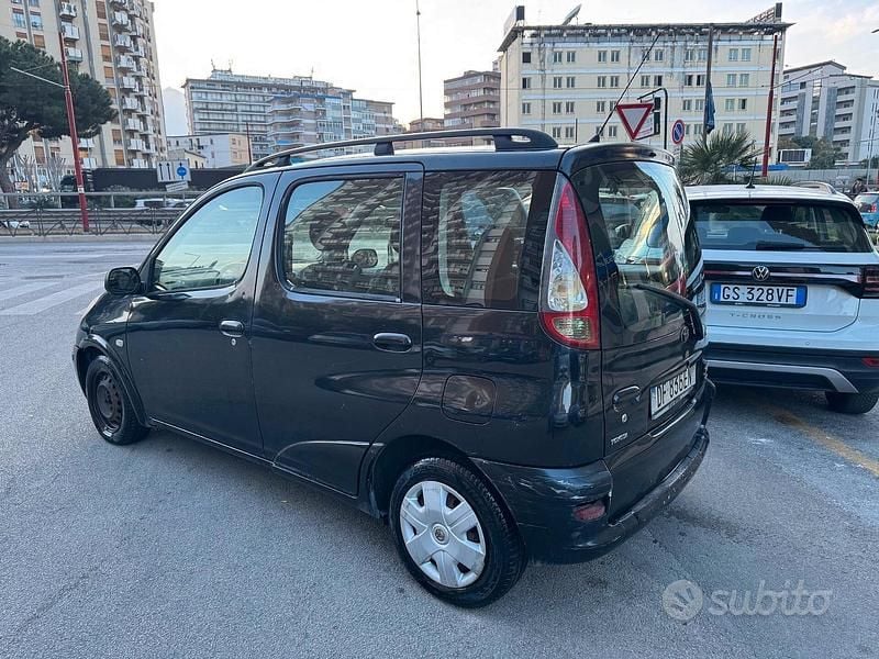 Usata Toyota Yaris Verso 87 CV (63 kW) 2004 Grigio Monovolume