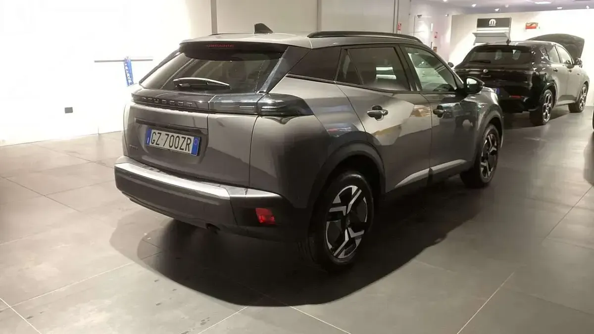Usata Peugeot 2008 Allure 102 CV (75 kW) 2025 Grigio SUV