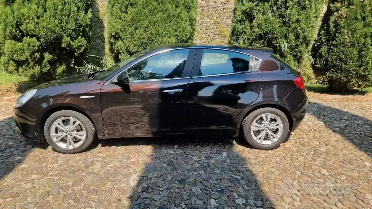 Usata Alfa Romeo Giulietta 109 CV (80 kW) 2011 Marrone Utilitaria