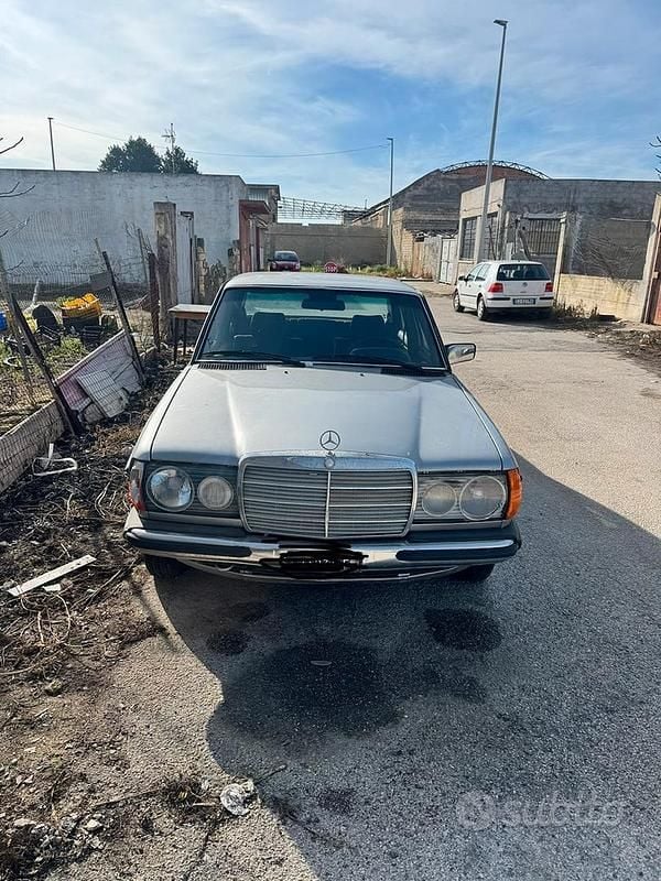 Usata Mercedes 240 1982 Grigio Berlina
