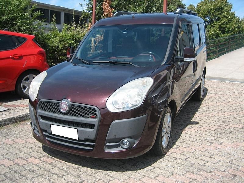 Usata Fiat Doblò Emotion 90 CV (66 kW) 2011 Marrone Monovolume