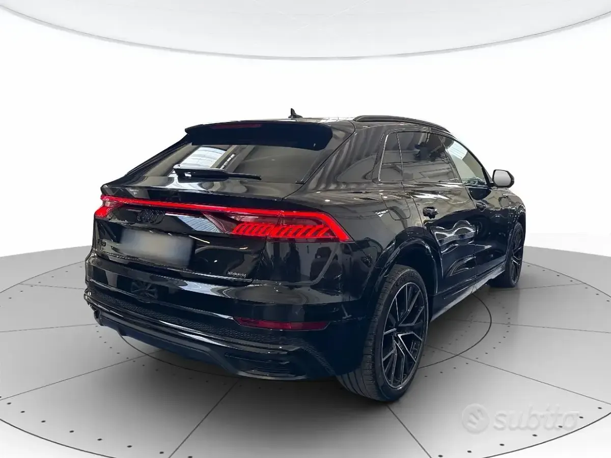 Usata Audi Q8 Sport 286 CV (210 kW) 2023 Black metallic SUV