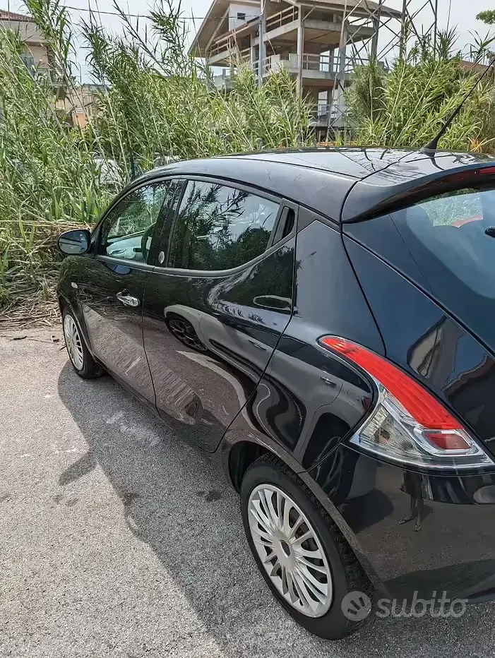 Usata Lancia Ypsilon 69 CV (50 kW) 2013 Nero Utilitaria