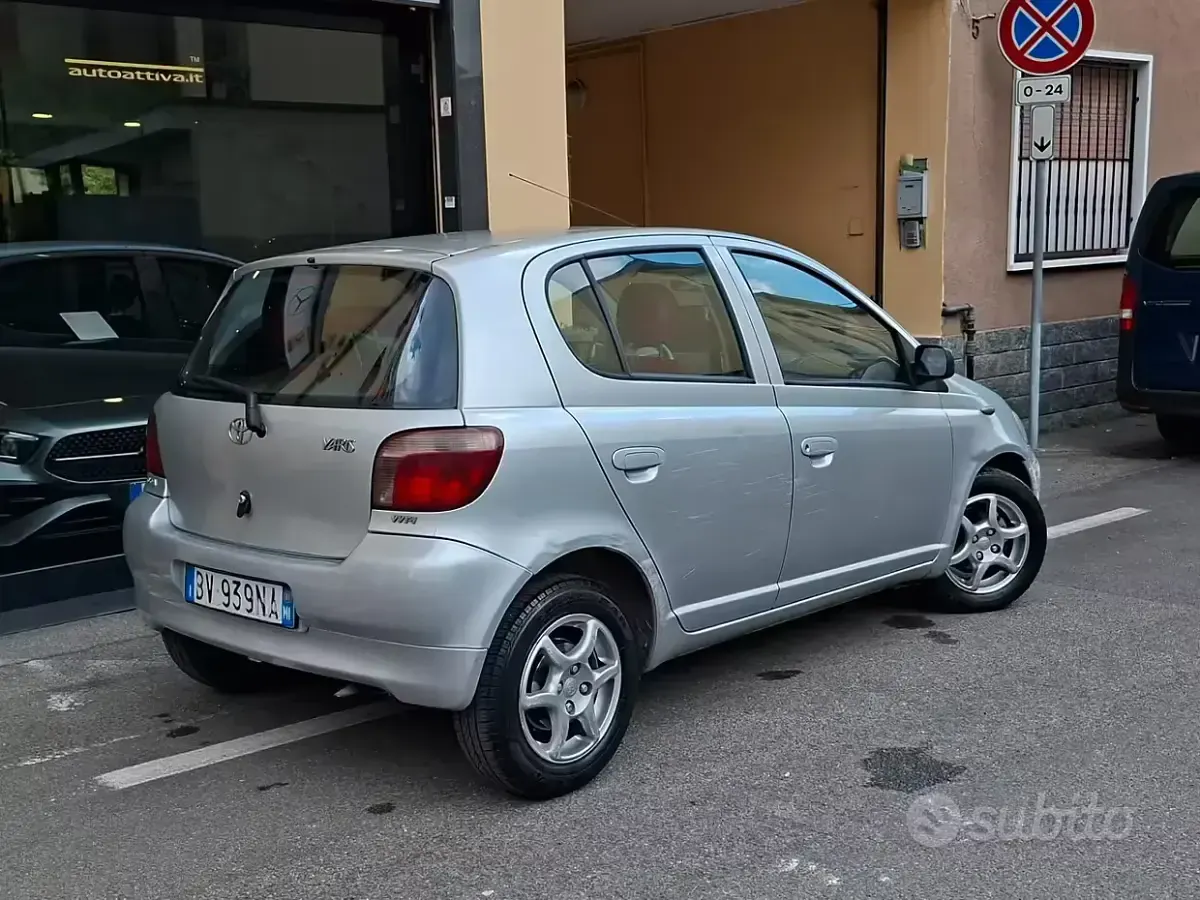 Usata Toyota Yaris Sol 86 CV (63 kW) 2001 Grigio Berlina