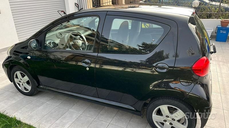 Usata Toyota Aygo 68 CV (50 kW) 2007 Nero Utilitaria