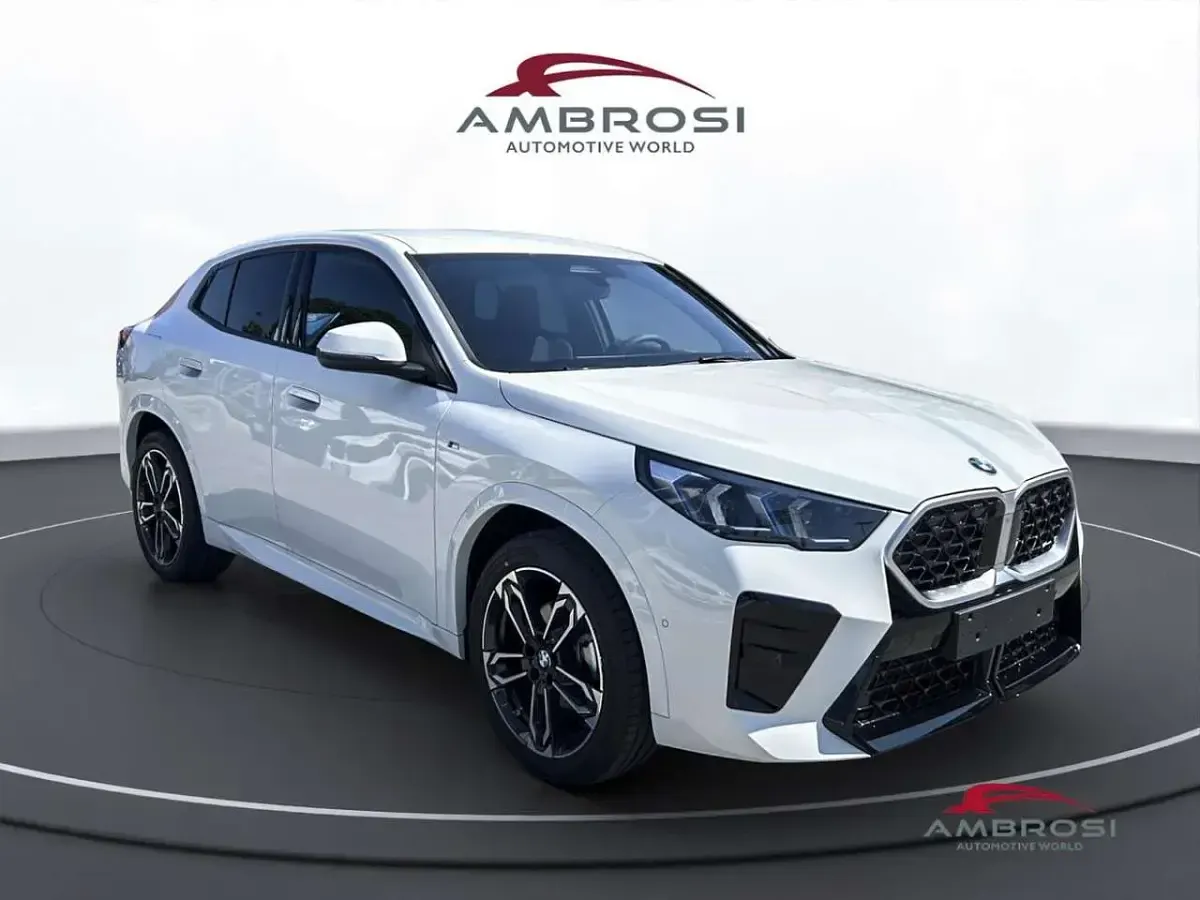 Nuova BMW X2 M Sport 150 CV (110 kW) 2026 Alpin white pastello SUV