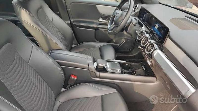 Usata Mercedes GLB200 Business 150 CV (110 kW) 2022 Grigio SUV