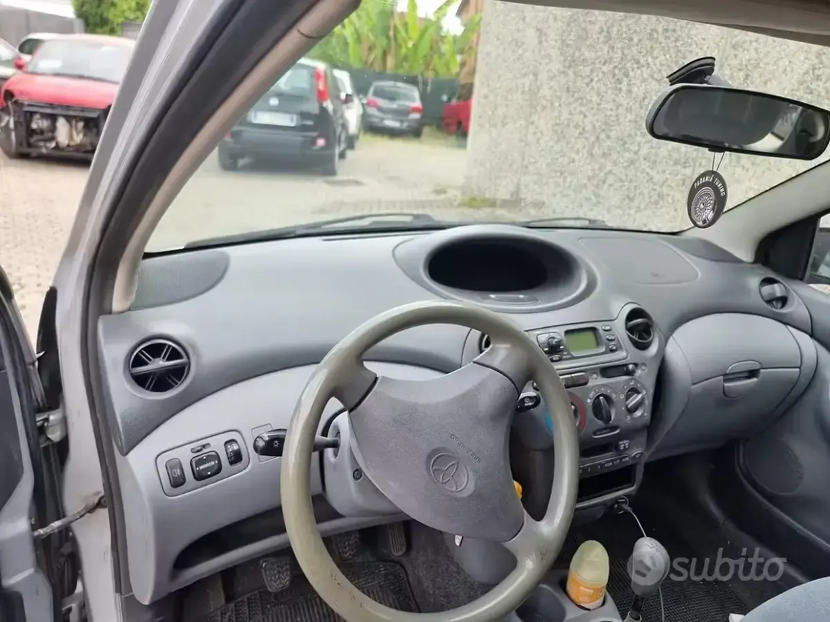 Begagnad Toyota Yaris 68 HK (50 kW) 2000 Grå Sedan