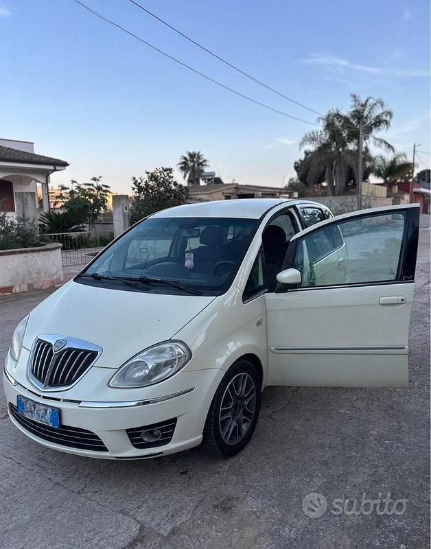Usata Lancia Musa 2009 Giallo Monovolume