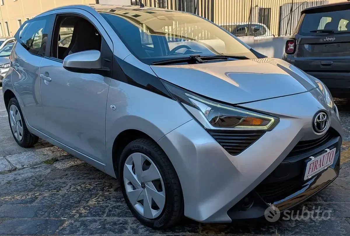 Usata Toyota Aygo Connect Style 72 CV (52 kW) 2020 Grigio Utilitaria