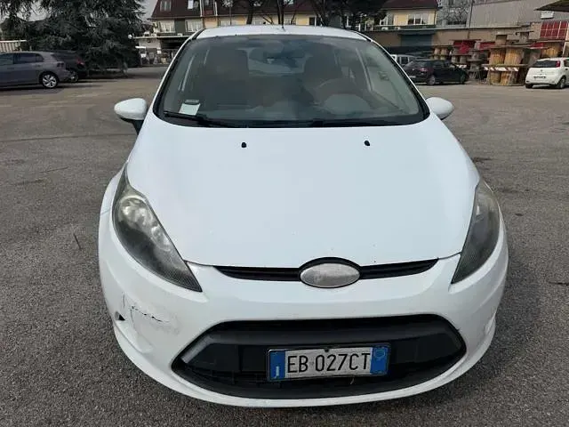Gebraucht Ford Fiesta Titanium 68 PS (50 kW) 2010 Weiß Kleinwagen