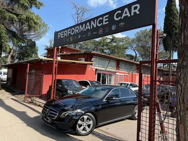 Nero Usata 2017 Mercedes E200 Premium Tre volumi | 18.900 € (Buon prezzo) - Immagine 1/4