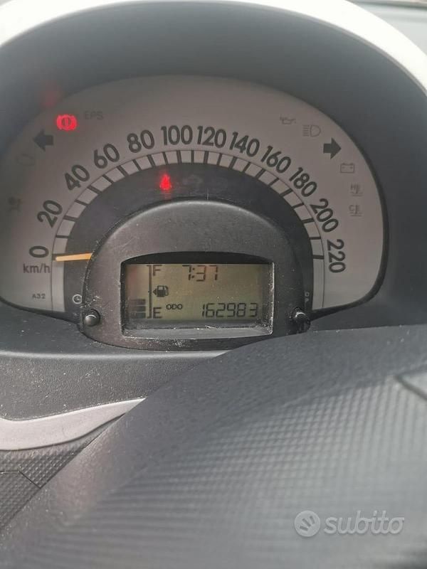 Usata Daihatsu Sirion 69 CV (50 kW) 2005 Argento Utilitaria