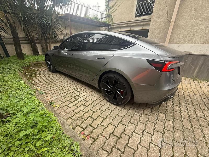 Grigio Usata 2025 Tesla Model 3 Performance Tre volumi | 44.500 € (Cara) - Immagine 1/4