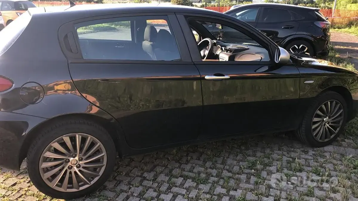 Usata Alfa Romeo 147 105 CV (77 kW) 2010 Nero Utilitaria