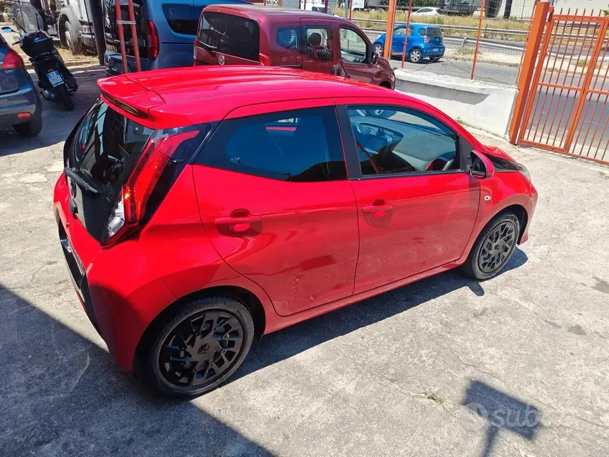 Usata Toyota Aygo 72 CV (52 kW) 2019 Rosso Utilitaria