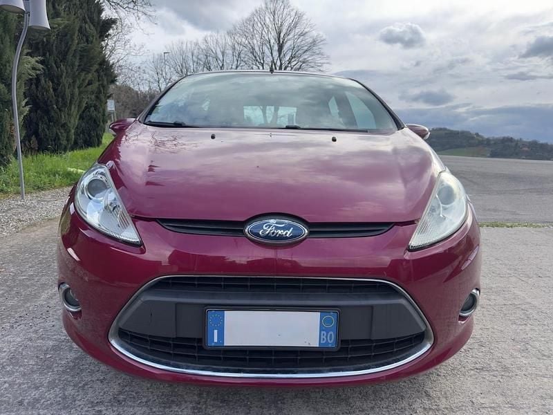 Usata Ford Fiesta Titanium 92 CV (67 kW) 2010 Viola Utilitaria